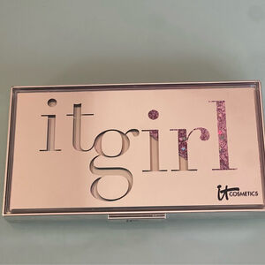 IT COSMETICS IT Girl Palette Vol. 2
Palette of Eye Shadows & Blush Rare Limited